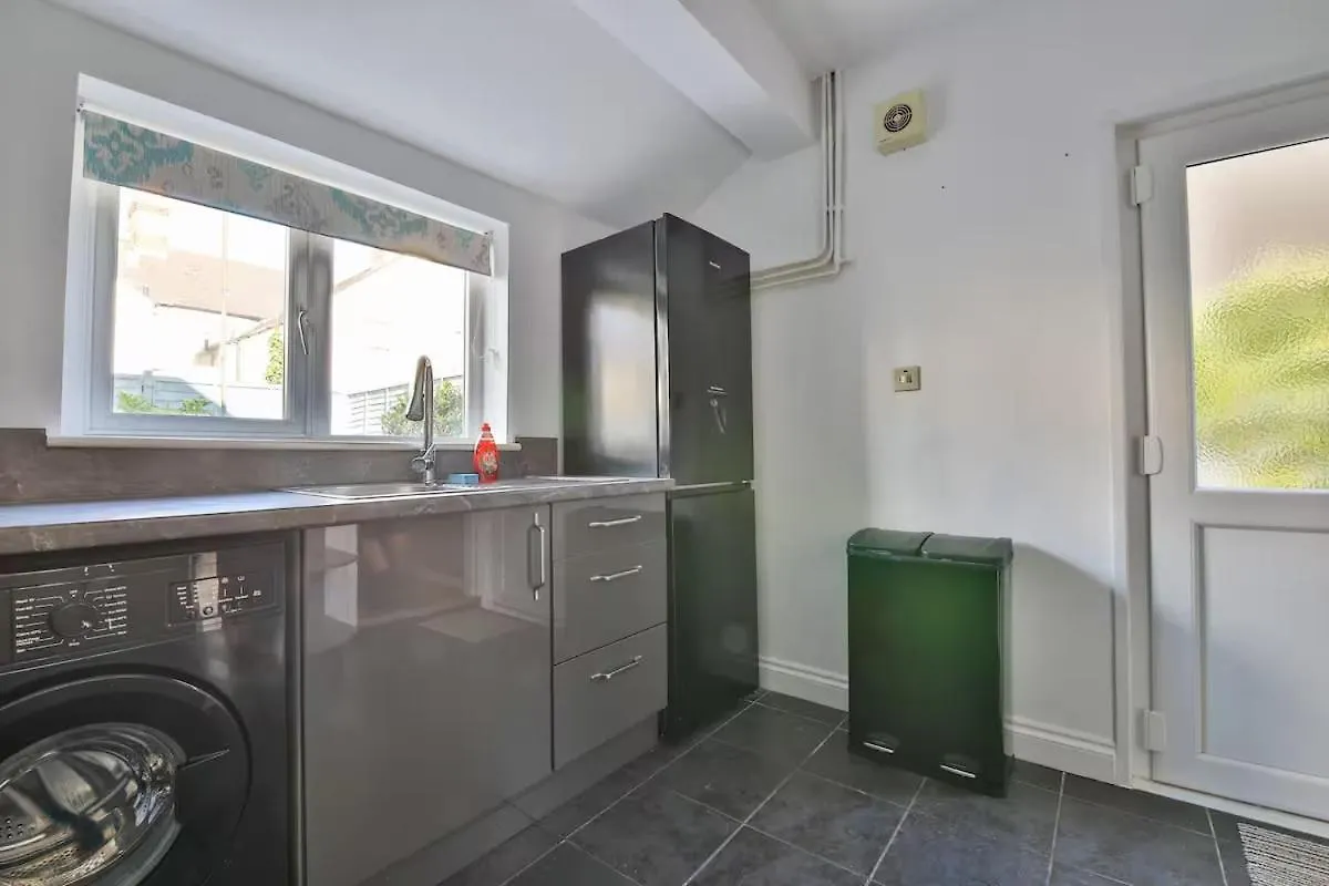 Chic 3 Bedroom House - Sleeps 8 - Close to Centre Cardiff
