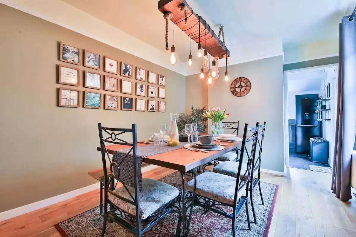 Chic 3 Bedroom House - Sleeps 8 - Close to Centre Cardiff