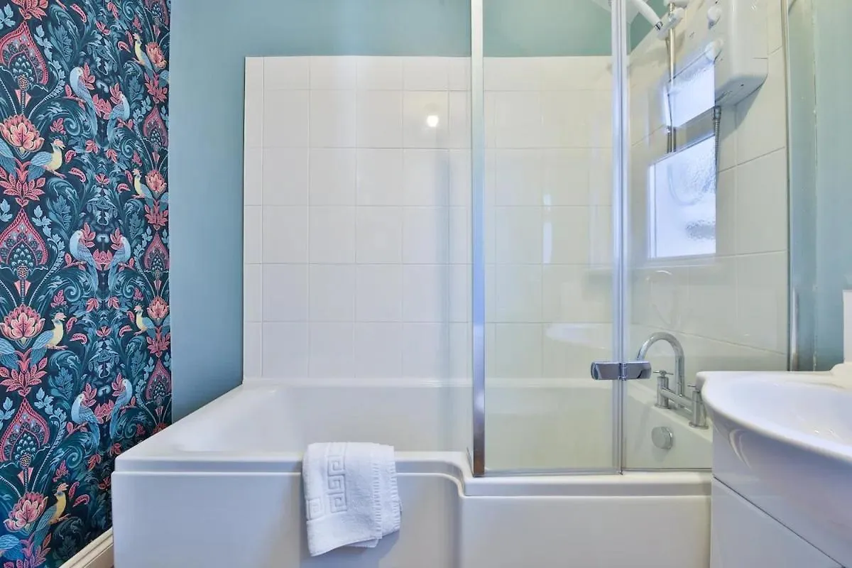 Apartment Chic 3 Bedroom House - Sleeps 8 - Close to Centre Cardiff