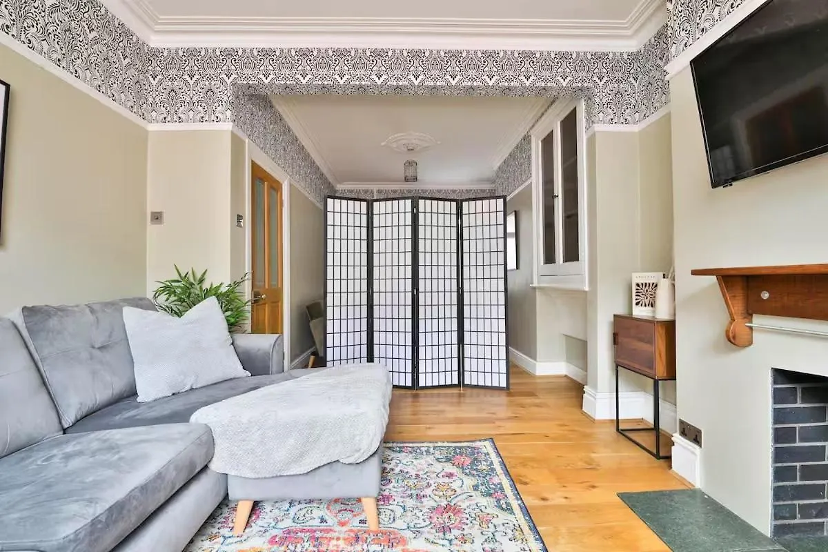 Chic 3 Bedroom House - Sleeps 8 - Close to Centre Cardiff 0*,