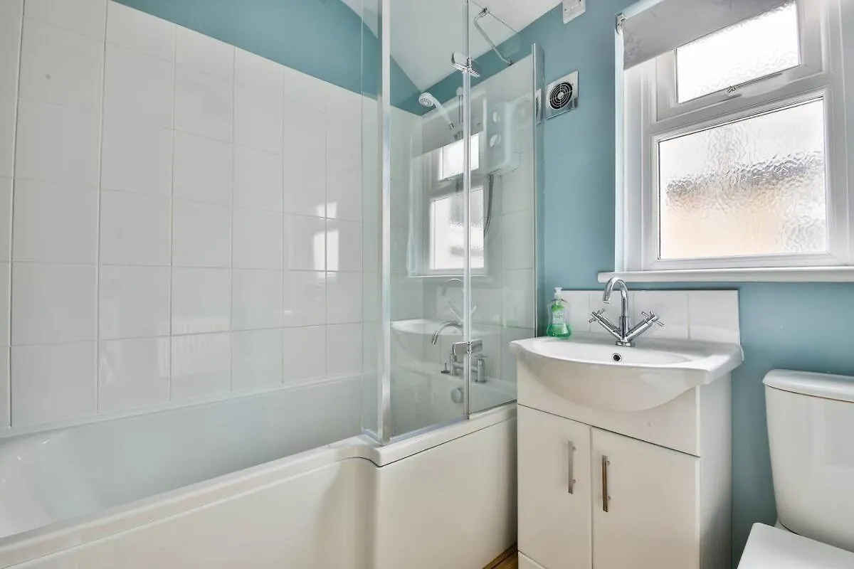 Chic 3 Bedroom House - Sleeps 8 - Close to Centre Cardiff 0*,  United Kingdom