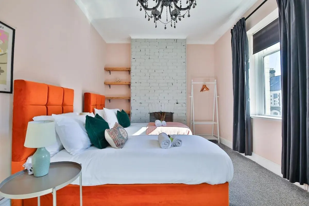 Chic 3 Bedroom House - Sleeps 8 - Close to Centre Cardiff Apartment
