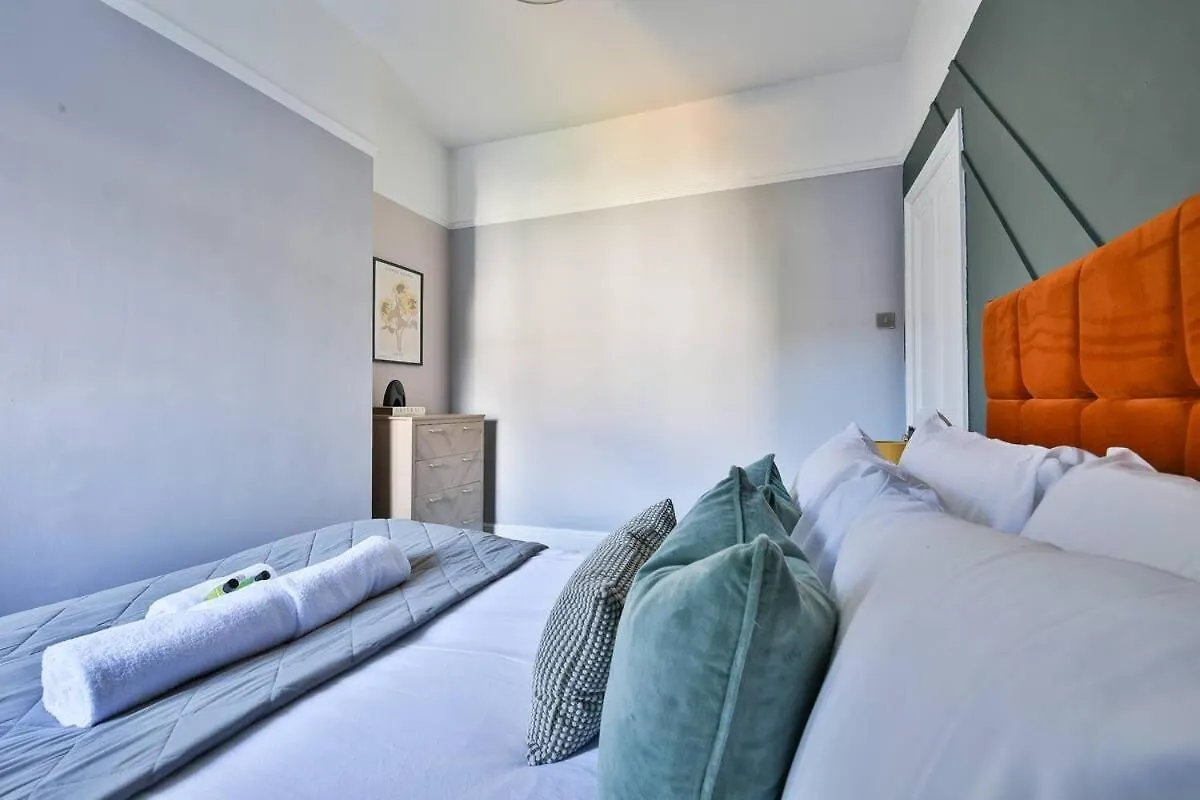 Apartment Chic 3 Bedroom House - Sleeps 8 - Close to Centre Cardiff