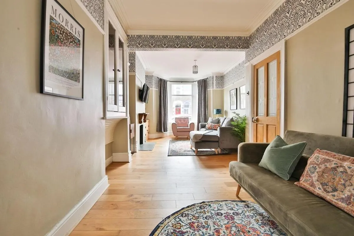 Chic 3 Bedroom House - Sleeps 8 - Close to Centre Cardiff 0*,